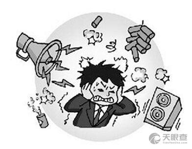 嘈杂不已,互相干扰;在超市里,广场上,音响的声音混合到一起,震耳欲聋